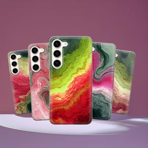 Peut inclure: Cinq coques de téléphone avec des motifs abstraits colorés. Les coques présentent une variété de couleurs, dont le rouge, le vert, le jaune, le rose et le gris, avec un motif marbré ou fluide. Chaque coque a une découpe pour l'appareil photo.