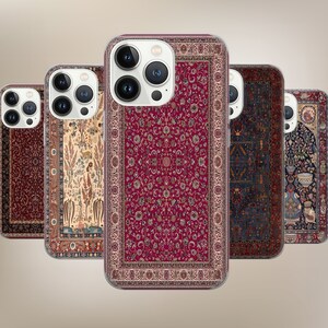 Könnte beinhalten: Eine Sammlung von Handyhüllen mit aufwendigen Teppichmustern. Die Hüllen weisen eine Vielzahl von Farben auf, darunter tiefes Rot, Marineblau und Creme, mit detaillierten floralen und geometrischen Mustern. Jede Hülle hat einen transparenten Rand.