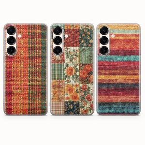 Può includere: Tre custodie per smartphone con motivi distinti. La custodia a sinistra ha un design a quadri rossi, arancioni e verdi. Quella centrale mostra un patchwork di quadrati floreali e a quadri. Quella a destra presenta strisce orizzontali rosse, arancioni e verde acqua.