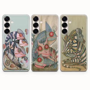 Puede incluir: Tres fundas para smartphone con ilustraciones detalladas de camaleones. La primera muestra camaleones apilados con un rostro humano. La segunda muestra un grupo de camaleones en un entorno forestal. La tercera presenta un camaleón con rayas de cebra.