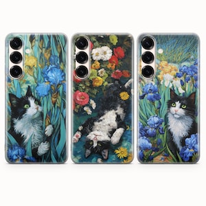 Può includere: Tre custodie per telefono con disegni floreali e di gatti colorati. Le custodie presentano un gatto bianco e nero in un giardino di iris e altri fiori. Le custodie hanno una finitura lucida e un ritaglio per la fotocamera.