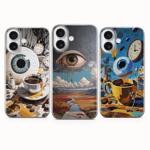 Op de afbeelding: Drie telefoonhoesjes met surrealistische kunst. Eén hoesje toont een groot oog, koffie en klokken. Een andere toont een oog boven een landschap. De derde toont een oog, koffie, klokken en zwevende objecten. De hoesjes zijn transparant.
