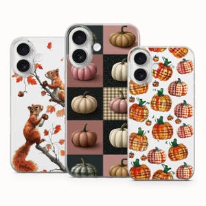 Puede incluir: Tres fundas transparentes para teléfono con diseños de otoño. La funda izquierda muestra ardillas en ramas con hojas naranjas. La central muestra una cuadrícula de calabazas. La derecha presenta un patrón de calabazas naranjas a cuadros.