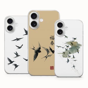 Könnte beinhalten: Drei Smartphone-Hüllen mit Vogelmotiven. Die linke Hülle ist transparent mit schwarzen Vogelsilhouetten. Die mittlere Hülle ist beige mit zwei detaillierten Schwalben, schwarzen chinesischen Schriftzeichen und einem roten Siegel.