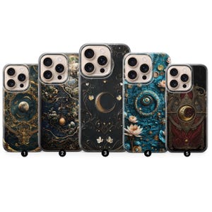 Peut inclure: Cinq coques de téléphone avec des motifs célestes complexes. Les coques présentent une variété de couleurs, dont l'or, le bleu sarcelle et le noir, avec des illustrations détaillées de lunes, d'étoiles et d'éléments floraux. Chaque coque a un design unique.