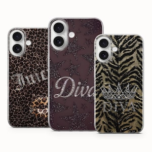 Peut inclure: Trois coques de téléphone avec découpes pour double appareil photo. La coque de gauche présente un imprimé léopard marron avec un logo "Juicy" en strass et un motif de lèvres. La coque centrale est violet foncé avec des étoiles pailletées et un logo "Diva" en strass. La coque de droite a un motif rayé tigre noir et doré avec une couronne en strass et le texte "Diva".