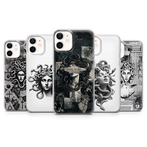 Può includere: Una collezione di custodie per telefoni con opere d'arte di Medusa in bianco e nero. Le custodie mostrano varie interpretazioni artistiche del volto di Medusa, con la scritta "LOOK AT ME" su una custodia.