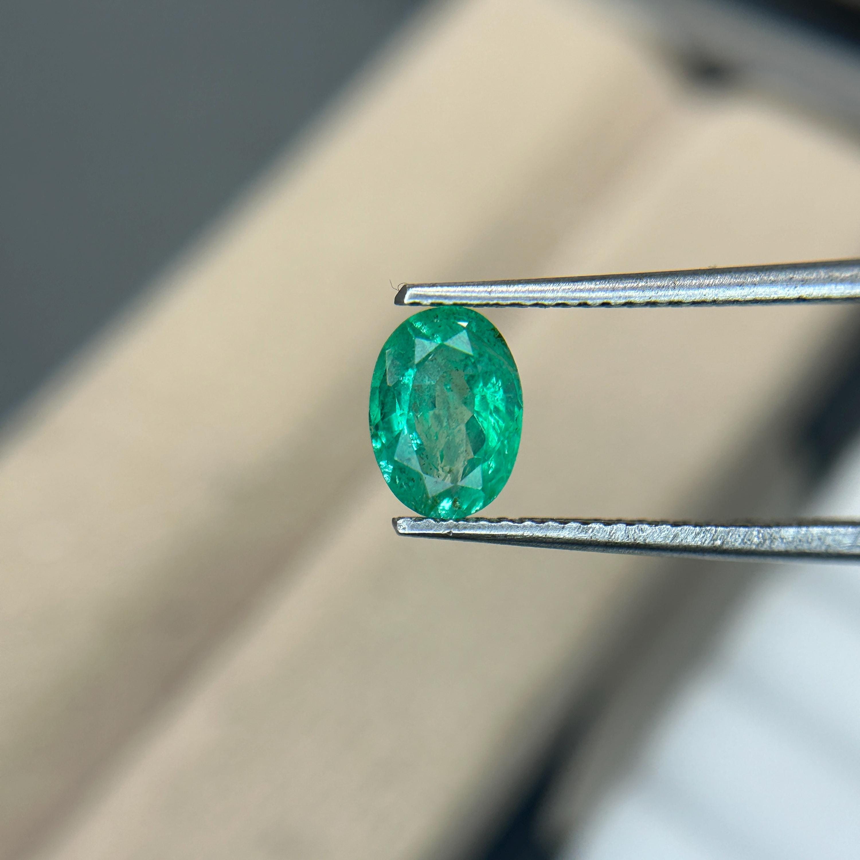 1.10カラット、美しい天然エメラルド、ザンビア産エメラルド、7.7x5