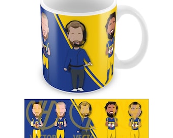 Könnte beinhalten: Eine weiße Keramiktasse mit einem blauen und gelben Design, das Comic-Illustrationen von Fußballspielern zeigt. Die Tasse hat einen Henkel auf der rechten Seite. Der Text "Vector Heroes" ist auf der Unterseite der Tasse aufgedruckt.