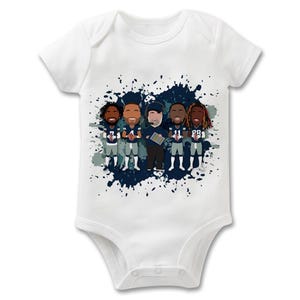 Cowboys 2024-25 Vektor Helden Gedruckt Baby Geschenke Lätzchen Spucktuch Baby wachsen Weste American Football Tolles Geschenk für Dallas Fans