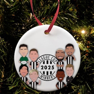 Newcastle Utd Vector Heroes League Cup Winners 2025 Christmas Tree Decoration Flat Ceramic Bauble Great Xmas Gift For All Toon Army&#39; Fans