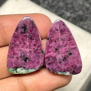 Par av högsta kvalitet av rubin-zoisit, friformad cabochon, 27x16x4MM, 44CTS, vacker cabochon, #C-00537