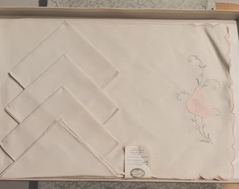 Vintage Lysland Linens Brand Linen Set of 4 Placemats and 4 Napkins with Hand Embroidered Cotton Applique Embellishments