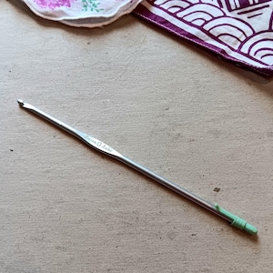 Vintage Susan Bates Clipson Aluminum Crochet Hook, Size 0, Plastic Clip