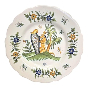 Plato antiguo de loza francesa Moustiers, decoración grotesca pintada a mano, borde festoneado, 21 cm.