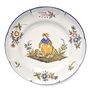 Vintage-Teller aus handbemalter Fayence von St. Clément, Frankreich, Motiv: Bäuerin mit Korb, Lothringer Keramik