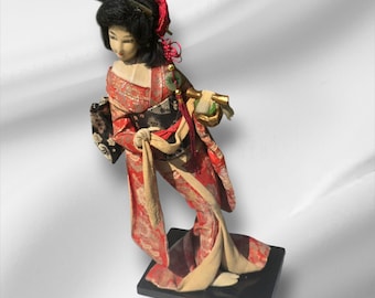 Item vintage raro de colecionador: boneca gueixa (maiko) japonesa feita à mão, com quimono e instrumento musical, medindo 44,5 cm (17,5 polegadas), década de 1960.