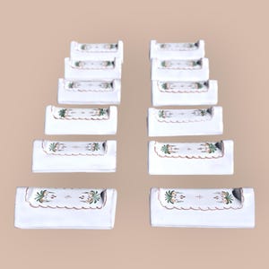 Juego de 12 soportes para cuchillos de loza Moustiers franceses vintage, pintados a mano y firmados, en perfecto estado.