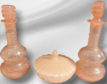 Ensemble de décoration vintage pour salle de bain avec vanité romantique rose en verre dépoli, France, années 50