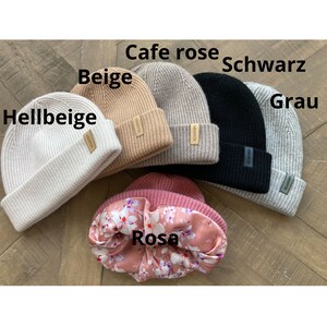 Puede incluir: Surtido de seis gorros de punto en varios colores, incluyendo beige, gris, negro, caf&eacute; rosa, beige claro y rosa. Cada gorro tiene una peque&ntilde;a etiqueta de cuero con la palabra "ALMANA" impresa en ella.