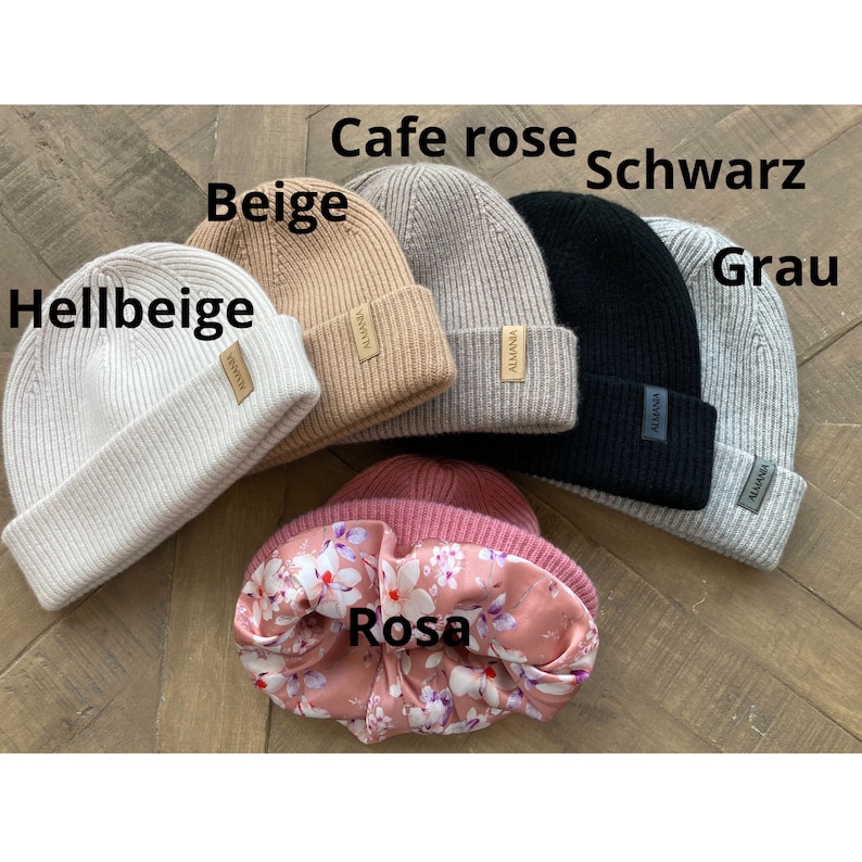 Puede incluir: Surtido de seis gorros de punto en varios colores, incluyendo beige, gris, negro, caf&eacute; rosa, beige claro y rosa. Cada gorro tiene una peque&ntilde;a etiqueta de cuero con la palabra "ALMANA" impresa en ella.