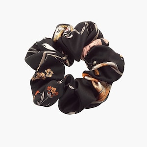 Seidenscrunchie, Damen Haargummi, Scrunchie Gummiband, 10 cm breit, glänzend, handgemacht, Haarschutz, Maulbeerseide, Anti-Spliss, schwarz blumen