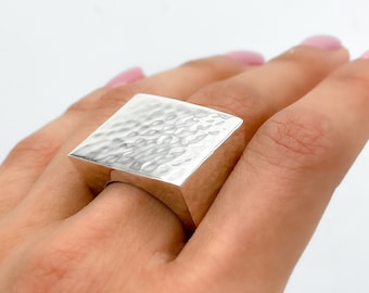 Würfelring aus Sterlingsilber, gehämmerter Ring, großer Silberring, moderner Statement-Ring, quadratischer Ring, geometrischer Ring, ungewöhnlicher Ring, klobiger Ring