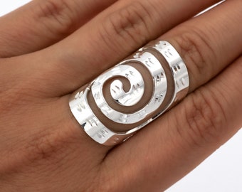 Anillo espiral de plata de ley, anillo de declaración, anillo disco, anillo boho, anillo de escudo, anillo de dedo completo, anillo inusual, anillo de plata único