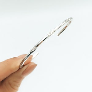 Bracciale rigido in argento sterling, bracciale sottile in argento, bracciale rigido regolabile delicato, bracciale impilabile, bracciale minimalista, bracciale per tutti i giorni