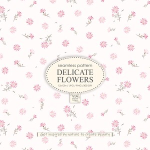 Puede incluir: Un patrón sin costuras con delicadas flores rosas sobre un fondo blanco. El patrón mide 30,5 cm por 30,5 cm y está disponible en formatos JPG y PNG a 300 DPI. El texto "seamless pattern DELICATE FLOWERS 12x12in / JPG / PNG / 300 DPI VIA Nature Patterns Get inspired by nature to create beauty" está incluido en la imagen.