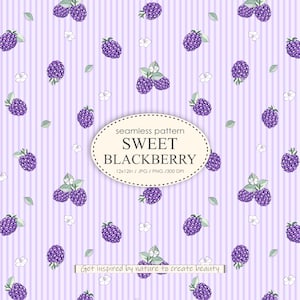 Può includere: Uno schema senza cuciture con more viola e fiori bianchi su uno sfondo a strisce viola chiaro. Il testo "seamless pattern SWEET BLACKBERRY 12x12in / JPG / PNG / 300 DPI" è nella parte inferiore dell'immagine.
