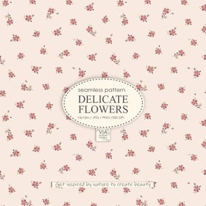 Op de afbeelding: Een naadloos patroon met delicate roze bloemen op een licht beige achtergrond. Het patroon is 30,5 cm bij 30,5 cm en is beschikbaar in JPG en PNG-formaten met 300 DPI. De tekst "seamless pattern DELICATE FLOWERS 12x12in / JPG / PNG / 300 DPI" wordt weergegeven in een witte ovaal. De tekst "VIA Nature Patterns" wordt weergegeven in een witte rechthoek. De tekst "Get inspired by nature to create beauty" wordt weergegeven in een witte rechthoek.