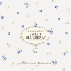 Puede incluir: Diseño de patrón sin costuras con arándanos, pequeñas flores blancas y hojas verdes sobre un fondo beige claro. El texto "SWEET BLUEBERRY" se muestra en forma ovalada. El diseño mide 30,48 x 30,48 cm.