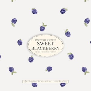 Könnte beinhalten: Ein nahtloses Muster mit einem sich wiederholenden Design aus violetten Brombeeren mit grünen Blättern auf weißem Hintergrund. Der Text "seamless pattern SWEET BLACKBERRY 12x12in / JPG / PNG / 300 DPI" wird in einem weißen Oval angezeigt.