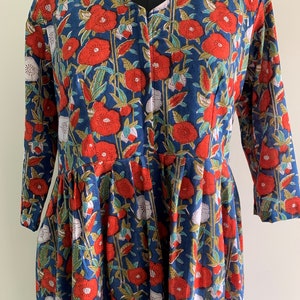 Vestido de gestante com estampa artesanal em bloco e zíper para amamentação, ideal para uso diário. Confeccionado em algodão estampado, perfeito para presentear.