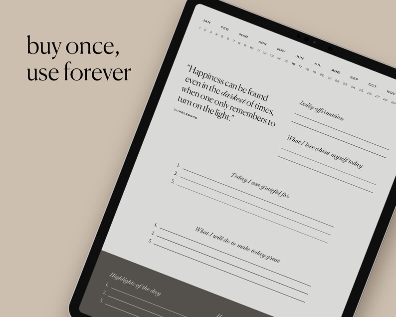 Pu&ograve; includere: Un planner digitale sullo schermo di un tablet con una citazione di Silente: "La felicit&agrave; si pu&ograve; trovare anche nei momenti pi&ugrave; bui, quando ci si ricorda semplicemente di accendere la luce." Il planner include sezioni per affermazioni quotidiane, cosa ti piace di te stesso oggi, per cosa sei grato, cosa farai per rendere la giornata fantastica e i momenti salienti della giornata.