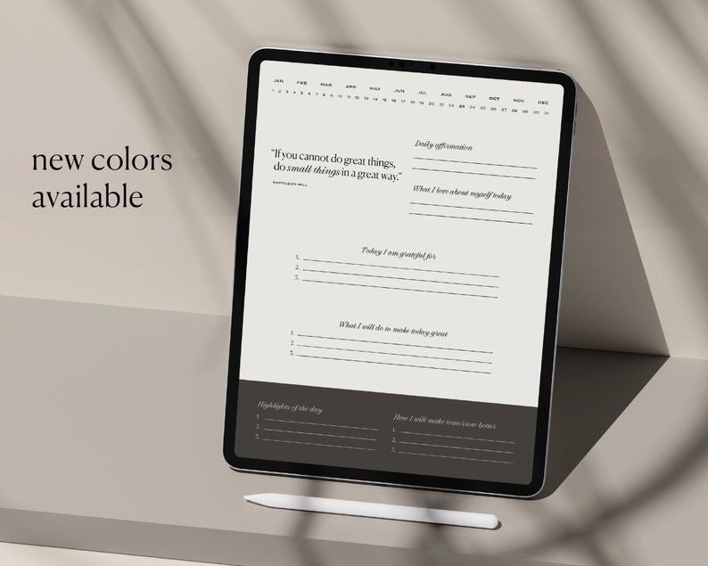 Pu&ograve; includere: Un planner digitale su un tablet con una citazione di Napoleone Hill: "Se non puoi fare grandi cose, fai cose piccole in un grande modo." Il planner include sezioni per affermazioni quotidiane, gratitudine e punti salienti della giornata.