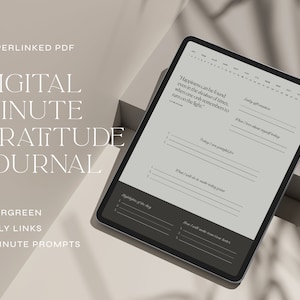 Pu&ograve; includere: Un diario di gratitudine digitale su un tablet con sfondo grigio. Il diario include suggerimenti per affermazioni quotidiane, cose per cui essere grati, momenti salienti della giornata e come rendere il domani migliore. Il testo sullo schermo dice "La felicit&agrave; pu&ograve; essere trovata anche nei momenti pi&ugrave; bui, quando ci si ricorda solo di accendere la luce."