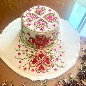 Broderie faite à la main GRANDS chapeaux d'été Cousu à la main, tissé Pink & White