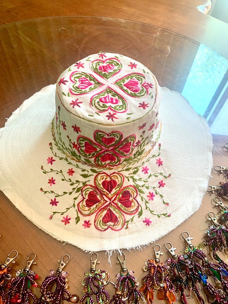 Broderie faite à la main GRANDS chapeaux d'été Cousu à la main, tissé Pink & White