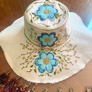 Broderie faite à la main GRANDS chapeaux d'été Cousu à la main, tissé Blue & White