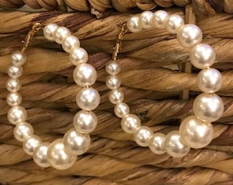 Orecchini a cerchio di perle d'avorio bianco, grandi orecchini a cerchio di perle, grandi orecchini di perle, orecchini di perle di perline, orecchini di perle circolari