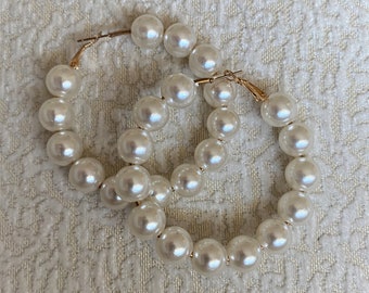 Orecchini a cerchio di perla bianca avorio, orecchini a cerchio di perla grande, orecchini di perle grandi, orecchini di perle di perlato, orecchini di perle circle
