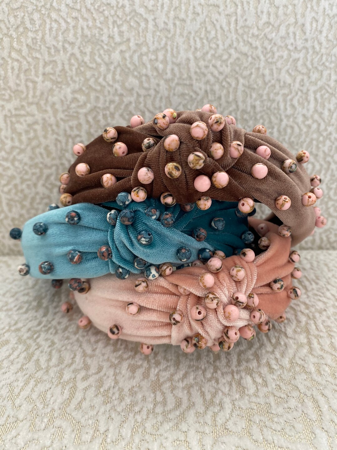Fascia per capelli con nodo in velluto di seta rosa con perline pastello/fascia per capelli con turbante di perle/perline rosa tenui su velluto rosa annodate a mano sopra la fascia