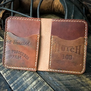 Guante de béisbol reutilizado Cartera vertical de doble pliegue, Billetera minimalista, Hecho a mano, Cuero Horween, Regalo de béisbol