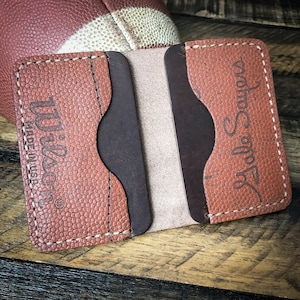 Gale Sayers reutilizado vintage de fútbol de cuero bi fold wallet, billetera minimalista, hecho a mano, cuero Horween, Chicago Bears