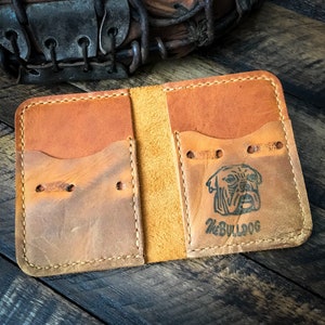 Guante de béisbol Nokona reutilizado Cartera vertical de doble pliegue, Billetera minimalista, Hecha a mano, Regalo de béisbol