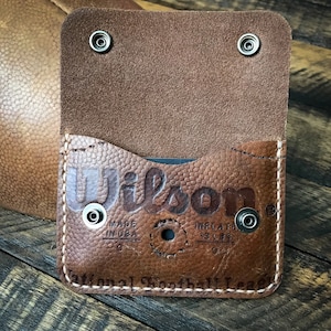 Cartera snap de cuero de fútbol Wilson oficial vintage reutilizada, cartera de cuero minimalista