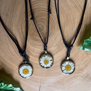 Pressed Daisy Hemp Necklace,  Daisy Pendant, Resin Floral Jewelry, Flower Gift for Her, Botanical Charm, Adjustable Hemp