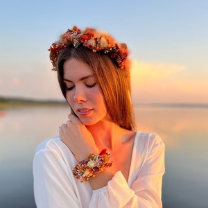 テラコッタのウェディングリース ドライフラワーの王冠 オレンジの焦げた王冠 秋の花のヘッドピース カスミソウのヘアピン ブライダルクラウン ウェディング フローラル